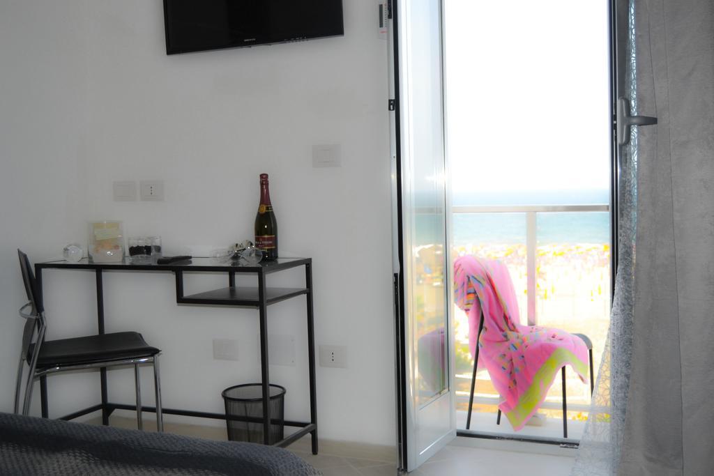 Sottosopra Bed & Breakfast Margherita Di Savoia Bagian luar foto